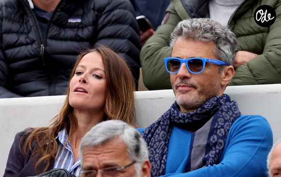 Julien Cohen (Affaire conclue) et sa compagne Mélanie dans les tribunes des Internationaux de France de tennis de Roland Garros 2024 à Paris, France, le 30 mai 2024. © Jacovides-Moreau/bestimage