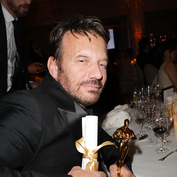 "J'ai pensé à mes parents, à mes enfants (il en a deux autres : Jules, né en 1995 de son union avec l'actrice Patricia Franchino, et Emma-Rose, née de ses amours avec la DJ Angie Vu Ha en 2018, ndlr), et au gamin que j'étais et sur lequel personne n'aurait misé. Je me suis dit que j'avais quelque chose de bien pour mon pays. Ce n'est pas facile de réussir les choses dans la vie."

Samuel Le Bihan - 47ème édition du Gala "Best Awards" à l'hôtel Four Seasons Hôtel George V à Paris le 28 janvier 2025. © Coadic Guirec/Bestimage