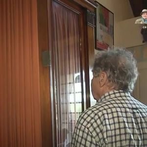 Pierre Perret dans sa maison de Nangis, en Seine-et-Marne, son havre de paix avec piscine. Les images ont été diffusés dans "Vivement dimanche" sur France 3, le 16 novembre 2025.

Photo : Capture d'écran / France 3