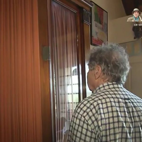 Pierre Perret dans sa maison de Nangis, en Seine-et-Marne, son havre de paix avec piscine. Les images ont été diffusés dans "Vivement dimanche" sur France 3, le 16 novembre 2025.

Photo : Capture d'écran / France 3