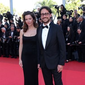La journaliste et épouse de Thomas Hollande s'est envolée pour l'Indonésie, un archipel qui lui est particulièrement cher puisqu'il s'agit de son pays de cœur et de ses racines maternelles.
Emilie Broussouloux et son mari Thomas Hollande - Montée des marches du film « Karma » lors du 79ème Festival International du Film de Cannes, le 15 mai 2026. © Jacovides-Moreau / Bestimage