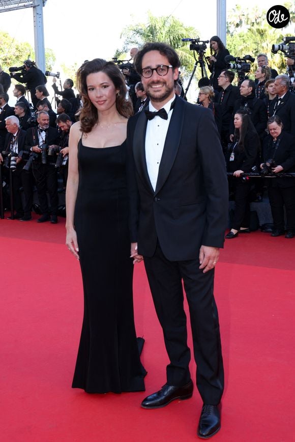 La journaliste et épouse de Thomas Hollande s'est envolée pour l'Indonésie, un archipel qui lui est particulièrement cher puisqu'il s'agit de son pays de cœur et de ses racines maternelles. 

Emilie Broussouloux et son mari Thomas Hollande - Montée des marches du film « Karma » lors du 79ème Festival International du Film de Cannes, le 15 mai 2026. © Jacovides-Moreau / Bestimage