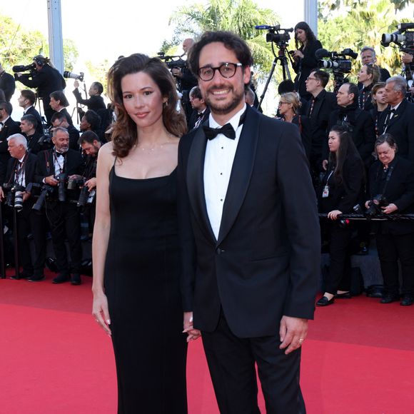La journaliste et épouse de Thomas Hollande s'est envolée pour l'Indonésie, un archipel qui lui est particulièrement cher puisqu'il s'agit de son pays de cœur et de ses racines maternelles. 

Emilie Broussouloux et son mari Thomas Hollande - Montée des marches du film « Karma » lors du 79ème Festival International du Film de Cannes, le 15 mai 2026. © Jacovides-Moreau / Bestimage