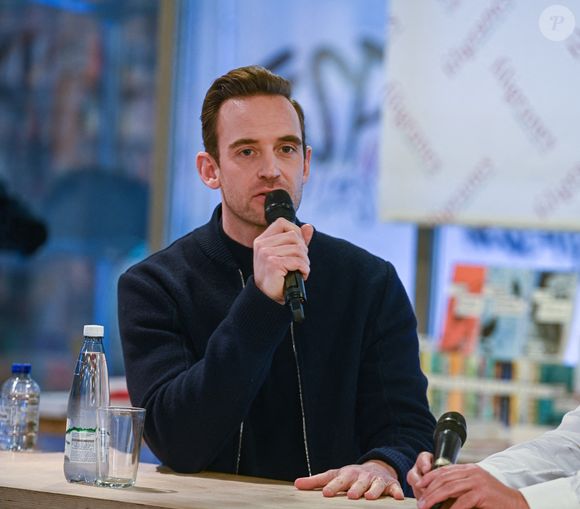 Ce mois-ci, le célèbre auteur a dévoilé son nouvel ouvrage intitulé : "La Très Catastrophique Visite du Zoo". Faisant actuellement le tour des médias pour le promouvoir, il s'est entretenu avec les équipes du "Parisien" le 7 mars 2025.


Joël Dicker présente son nouveau livre "Un animal sauvage" à la librairie Filigranes à Bruxelles, le 11 mars 2024. (Frederic Andrieu / Bestimage).