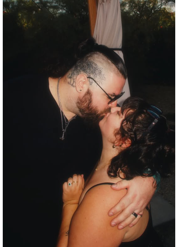 La comédienne de 27 ans s'est vu offrir une superbe bague avec un saphir et des diamants.

Talina Boyaci, actrice de la série "Ici tout commence", s'est fiancée !