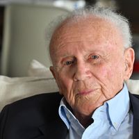 Philippe Bouvard presque sourd et aveugle à 96 ans : il passe sa retraite à Cannes avec sa femme Colette, retour sur leur quotidien