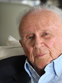 Philippe Bouvard presque sourd et aveugle à 96 ans : il passe sa retraite à Cannes avec sa femme Colette, retour sur leur quotidien