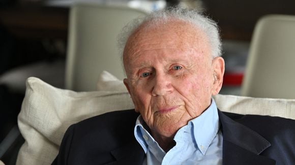Philippe Bouvard presque sourd et aveugle à 96 ans : il passe sa retraite à Cannes avec sa femme Colette, retour sur leur quotidien