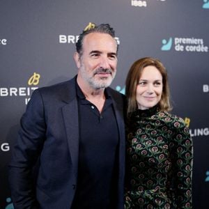 Jean Dujardin acteur et père de famille, de 4 enfants

Jean Dujardin et Nathalie Péchalat - Dîner de charité Breitling à la Samaritaine pour l’association "Premiers de Cordée" à Paris. L'association Premiers de Cordée propose des animations sportives auprès des enfants hospitalisés. © Rachid Bellak/Bestimage