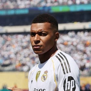 Alors qu’il aurait pu s’éclipser loin des objectifs et profiter de son temps libre à l’étranger, Kylian Mbappé a préféré poser ses valises à Paris...


New Jersey, États-Unis. Kylian Mbappé du Real Madrid lors du match Paris Saint Germain vs Real Madrid en demi-finale de la Coupe du Monde des Clubs de la FIFA.
