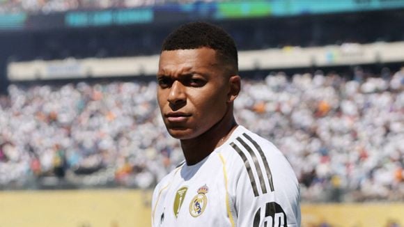 Kylian Mbappé sort le grand jeu à Paris : dîner en famille… et en charmante compagnie de mystérieuses jeunes femmes