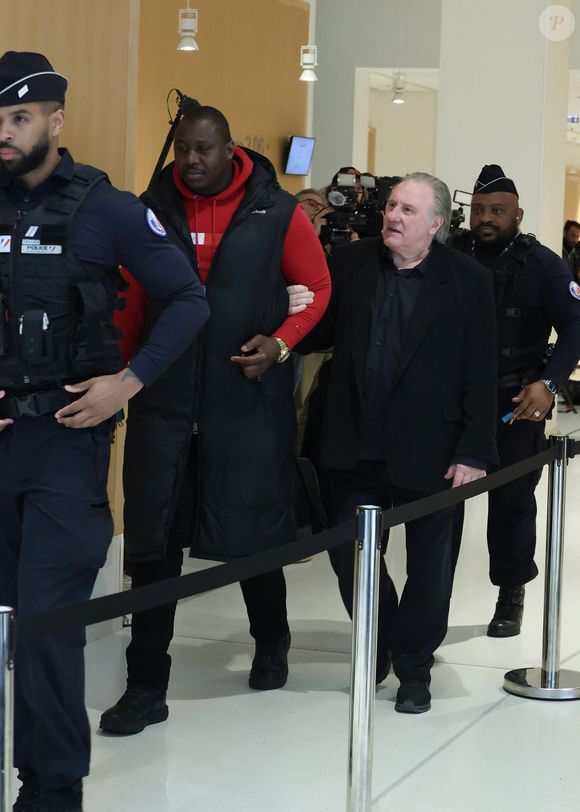 Gérard Depardieu -  Arrivées au procès de Gérard Depardieu pour agressions sexuelles sur deux femmes lors d'un tournage de film en 2021, au tribunal correctionnel de Paris.
Le 27 mars 2025.

© Clovis / Guignebourg / Bestimage
