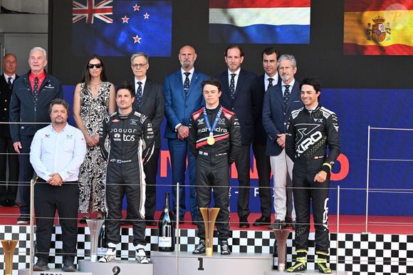 Andrea Casiraghi, sa femme Tatiana Santo Domingo lors de la remise des prix avec Jeff Dodds, le PDG de la Formula E, Mike Fries, le CEO de Liberty Global, Michel Ferry, le commissaire général de l'Automobile Club de Monaco et le directeur des Grands Prix, Lionel Beffre, Conseiller de Gouvernement-Ministre de l'Intérieur, durant le Monaco E-Prix 2026, Round 9, le 16 mai 2026. © Bruno Bebert / Bestimage