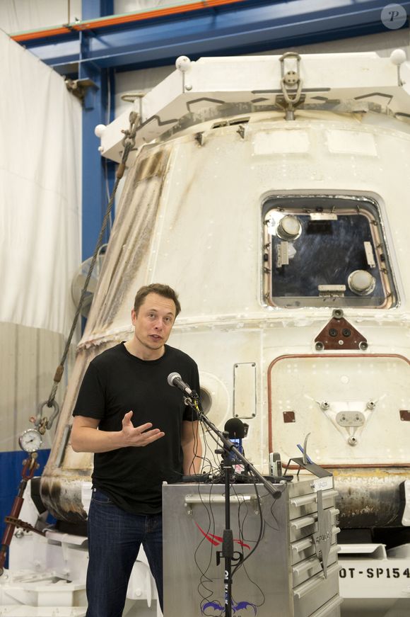 Tout autant que ses conseils pour faire de l'argent. 

Elon Musk donne une conférence de presse après le retour sur terre du vaisseau Spacecraft en provenance de la station spatial internationale le 13 juin 2012.

© Bob Daemmrich/ZUMA Wire / Bestimage