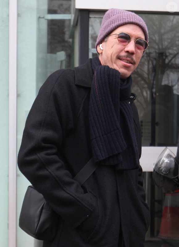 Il s'agit de Reda Kateb, qui a tourné son dernier film "L'ultime braquage" dans cette ville parmi les plus sûres d'Europe.

Reda Kateb à la sortie des studios de Radio France à Paris le 18 décembre 2024.

Photo : PsnewZ / Bestimage