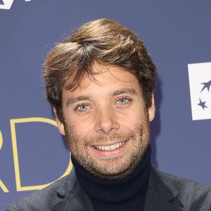 Il s'agit de Benjamin Duhamel, le fils de Nathalie Saint-Cricq.

Benjamin Duhamel - à la 19ème édition des "BFM Awards" à la Pyramide du Louvre, le 5 décembre 2023.

Photo : Coadic Guirec/Bestimage