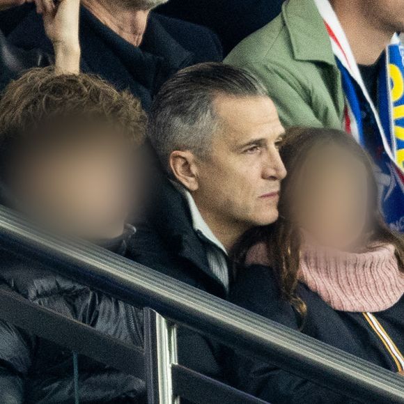 Guillaume Canet et ses enfants Marcel et Louise dans les tribunes du match de qualification de la Coupe du monde 2026 entre la France contre l'Ukraine (4-0) au Parc des Princes à Paris le 13 novembre 2025. © Cyril moreau/Bestimage