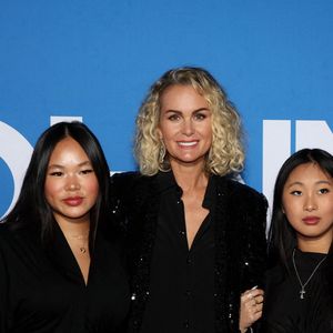 Laeticia Hallyday et ses filles Joy et Jade au vernissage de l'exposition "Johnny Hallyday, l'exposition" au Palais des Expositions à Paris. 

Photo : Dominique Jacovides / Bestimage