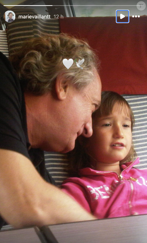 Leurs filles, Alice et Marie, ont partagé plusieurs photos émouvantes de leur père sur Instagram.

Les filles d'Anne Roumanoff en deuil après la perte de leur papa Philippe Vaillant, le jeudi 3 juillet 2025.