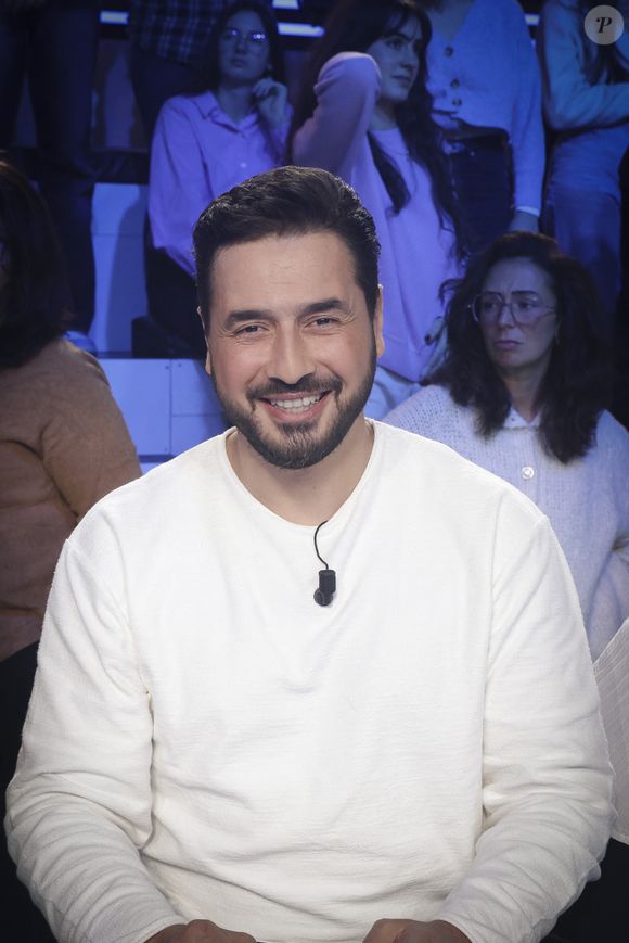 Exclusif - Moundir - Sur le plateau de l'émission TPMP (Touche Pas à Mon Poste) présentée en direct par C.Hanouna et diffusée sur C8 le 4 décembre 2023. © Jack Tribeca / Bestimage