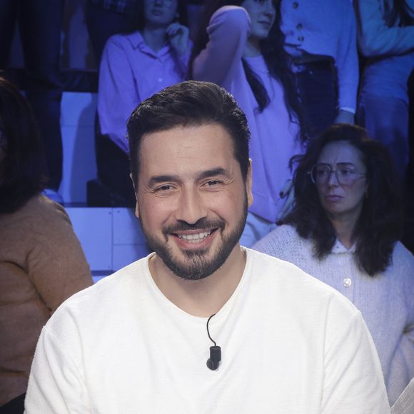 Exclusif - Moundir - Sur le plateau de l'émission TPMP (Touche Pas à Mon Poste) présentée en direct par C.Hanouna et diffusée sur C8 le 4 décembre 2023. © Jack Tribeca / Bestimage