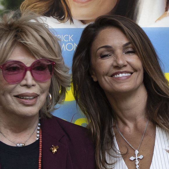 Amanda Lear, Nadia Farès lors de la première du film "Toujours possible" au cinéma Le Balzac à Paris le 8 septembre 2025.

© Benjamin Babiz / Bestimage