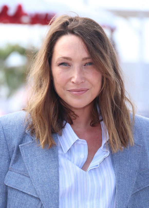 Laura Smet lors du photocall de "Surface" sur la plage du Majestic lors du festival CanneSeries saison 8 à Cannes, France, le 28 avril 2025. © Denis Guignebourg/Bestimage