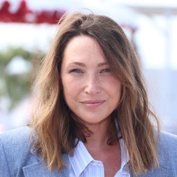 Laura Smet lors du photocall de "Surface" sur la plage du Majestic lors du festival CanneSeries saison 8 à Cannes, France, le 28 avril 2025. © Denis Guignebourg/Bestimage