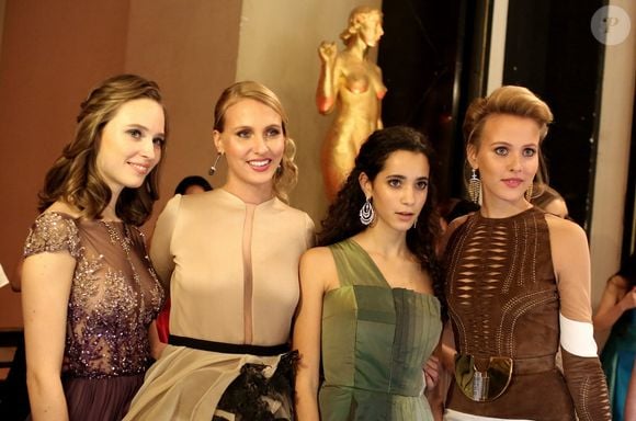 Exclusif - La comtesse Gloria de Limburg-Stirum (robe Zuhair Murad, bijoux Payal New York), la comtesse Victoria von Faber-Castell (robe Stéphane Rolland Haute Couture, bijoux Payal New York), Iman Pérez (robe Jean Paul Gaultier Paris, bijoux Payal New York), la comtesse Sarah von Faber-Castell (robe Stéphane Rolland Haute Couture, bijoux Payal New York) - Ouverture du bal - Vingt-troisième édition du Bal au Palais de Chaillot à Paris, le 28 novembre 2015. Les débutantes sont maquillées par M.A.C Cosmetics et coiffées par Alexandre de Paris sous la direction artistique de Jean-Luc Minetti. Christian Louboutin est le chausseur des jeunes filles. A partir de 2015, le Bal soutient Seleni Institute (www.seleni.org), une association à but non lucratif, basée à New York, qui vient en aide aux mères, et plus spécialement aux mères adolescentes. Depuis 2009, le Bal est donné au profit d'Enfants d'Asie, dont la mission est de développer la scolarisation des jeunes filles défavorisées d'Asie du Sud-Est. Le joaillier Payal New York, le groupe Renault et l'Hôtel de Crillon parrainent le Bal qui marque l'entrée dans le monde de la Couture et des Médias de jeunes filles venues du monde entier. © Le Bal/Jacovides/Borde/Moreau/Bestimage - Remerciements : Bijoux par Payal New York, Maquillage Mac Cosmetics, Coiffure Alexandre de Paris sous la direction artistique de jean-Luc Minetti, Chaussures par Christian Louboutin. Au profit de Seleni Institute : www.seleni.org