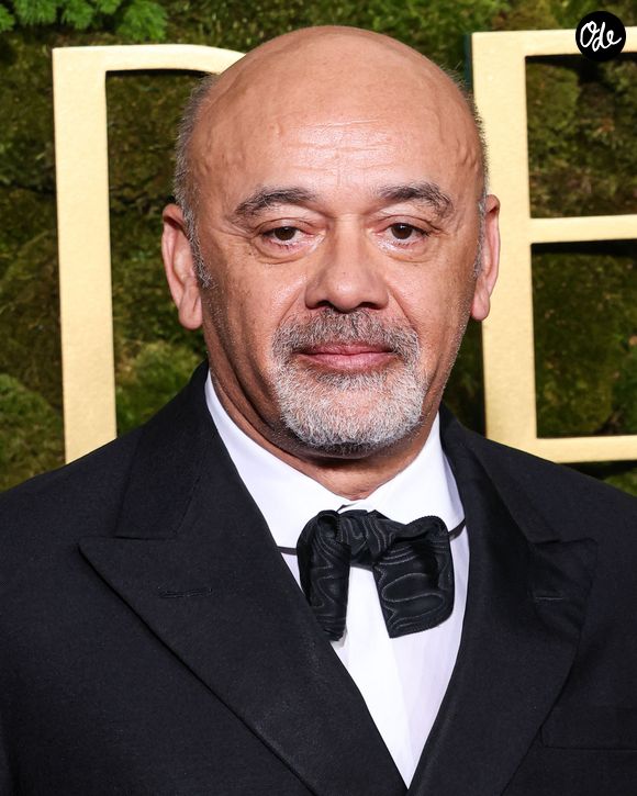 Fondée à Paris, la maison s'est imposée dans le monde entier grâce à ses emblématiques semelles rouges, devenues un véritable symbole du luxe. 

Christian Louboutin arrive à la 82e cérémonie annuelle des Golden Globes, qui se tient au Beverly Hilton Hotel le 5 janvier 2025 à Beverly Hills, Los Angeles, Californie, États-Unis. Photo Press Service / BESTIMAGE