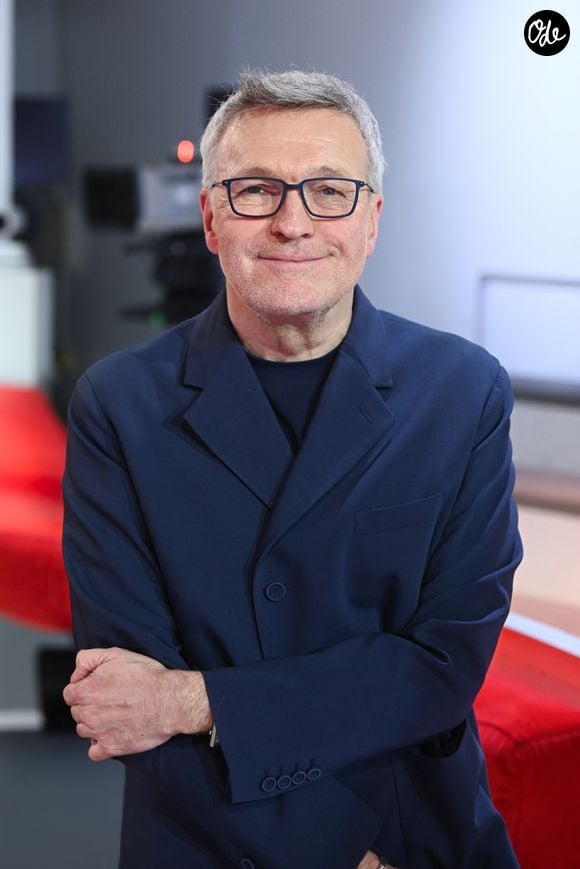 L'animateur a reconnu : "J'ai beaucoup de morts dans mon répertoire" et avoué qu'il n'osait pas les effacer.

Laurent Ruquier lors de l'enregistrement de l'émission "Vivement dimanche" au studio Rive Gauche, présentée par M.Drucker avec une diffusion sur France 3 le 8 mars 2026, à Paris, France, le 25 février 2026.

© Guillaume Gaffiot/Bestimage