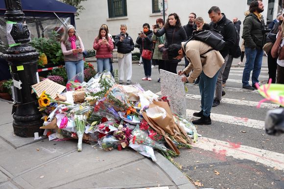 La mort de Matthew Perry en octobre 2023 a profondément choqué ses proches comme les millions de fans de Friends à travers le monde. Rapidement, une enquête policière a été ouverte pour faire la lumière sur les circonstances du décès de l’acteur, qui avait longtemps évoqué ses problèmes d’addiction. Les investigations ont finalement conduit à plusieurs condamnations. 

New York, NY - Vue générale de l'installation du mémorial de Matthew Perry devant l'appartement des Amis dans le West Village.
Sur la photo : L'installation du mémorial de Matthew Perry