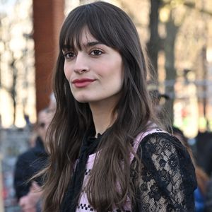 Clara Luciani arrive au défilé Chloé pendant la semaine de la mode à Paris, France, le 6 mars 2025. Photo by Julien Reynaud/APS-Medias/ABACAPRESS.COM