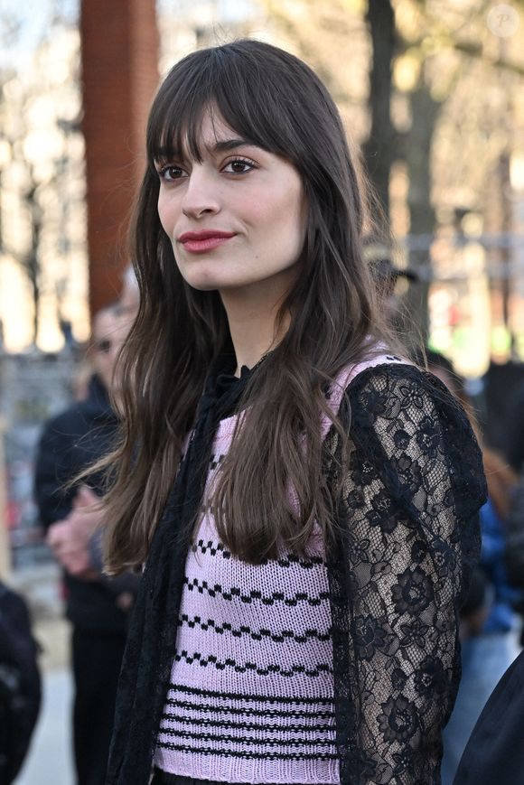 Clara Luciani arrive au défilé Chloé pendant la semaine de la mode à Paris, France, le 6 mars 2025. Photo by Julien Reynaud/APS-Medias/ABACAPRESS.COM