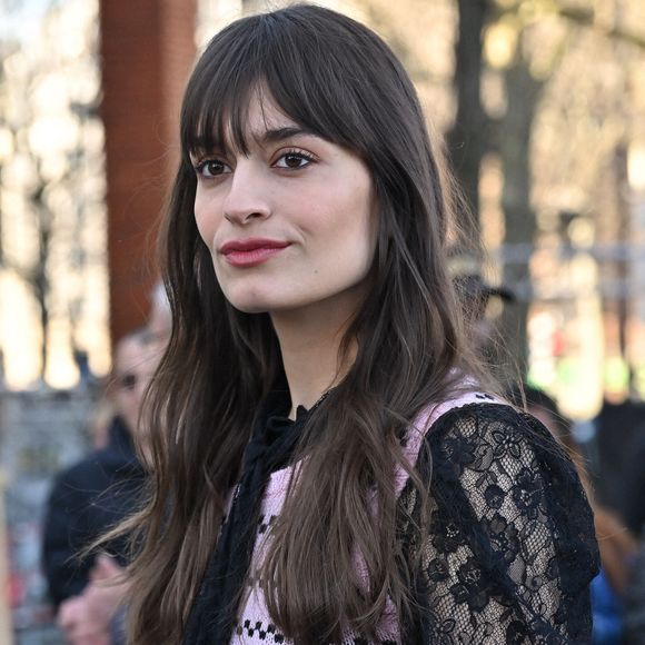 Clara Luciani arrive au défilé Chloé pendant la semaine de la mode à Paris, France, le 6 mars 2025. Photo by Julien Reynaud/APS-Medias/ABACAPRESS.COM