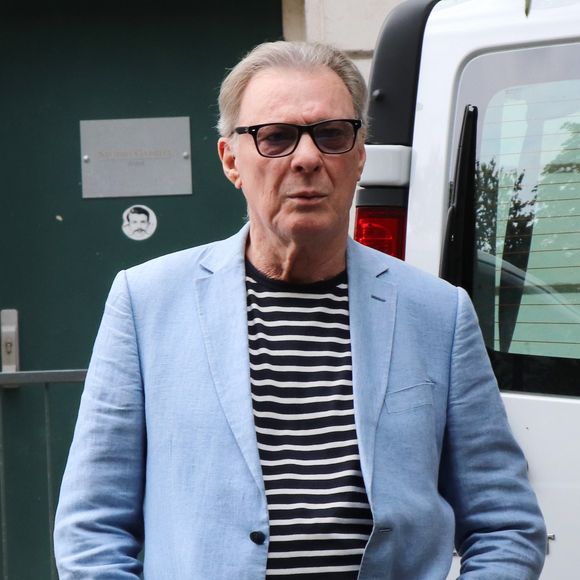 Herbert Léonard et Corinne Hermès discutent devant le studio Gabriel après l'émission "Vivement Dimanche" à Paris le 27 août 2018.

Photo : AGENCE / BESTIMAGE
