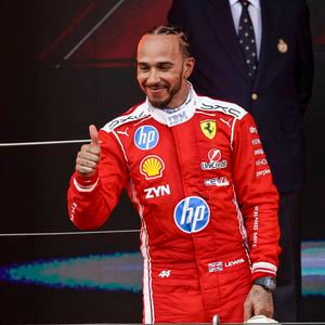 Ce soutien est intervenu dans un contexte particulièrement positif pour Lewis Hamilton, qui enchaîne les bons résultats avec Ferrari.

HAMILTON Lewis (gbr), Scuderia Ferrari SF-26, portrait podium lors du Grand Prix de Formule 1 de Monaco 2026, 6ème manche du Championnat du Monde de Formule 1 2026 du 5 au 7 juin 2026 sur le Circuit de Monaco, à Monte-Carlo, Monaco - © DPPI / PsnewZ / Bestimage