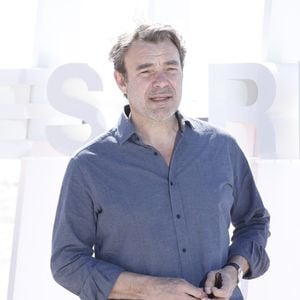 Patrick Puydebat (Les mystères de l'Amour) lors du photocall de 'CanneSeries ' Saison 6 au Palais des Festivals de Cannes le 15 Avril 2023. © Denis Guignebourg/Bestimage