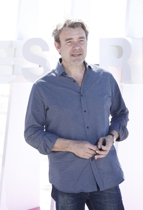 Patrick Puydebat (Les mystères de l'Amour) lors du photocall de 'CanneSeries ' Saison 6 au Palais des Festivals de Cannes le 15 Avril 2023. © Denis Guignebourg/Bestimage