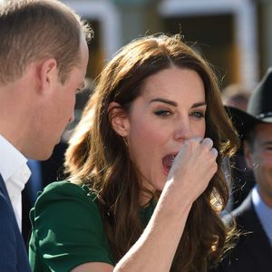 Au petit-déjeuner, elle privilégie les flocons d’avoine et des smoothies verts très vitaminés. 

Le prince William et Catherine Kate Middleton, la duchesse de Cambridge assistent à un festival gastronomique local "A Taste of British-Colombia" dans l'établissement viticole de Mission Hill à Kelowna, dans le cadre de son voyage officiel au Canada, le 27 septembre 2016. Agence / Bestimage