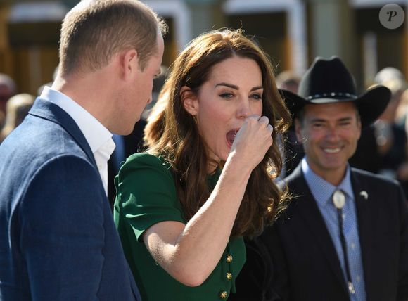 Au petit-déjeuner, elle privilégie les flocons d’avoine et des smoothies verts très vitaminés. 

Le prince William et Catherine Kate Middleton, la duchesse de Cambridge assistent à un festival gastronomique local "A Taste of British-Colombia" dans l'établissement viticole de Mission Hill à Kelowna, dans le cadre de son voyage officiel au Canada, le 27 septembre 2016. Agence / Bestimage