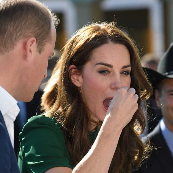 Au petit-déjeuner, elle privilégie les flocons d’avoine et des smoothies verts très vitaminés. 

Le prince William et Catherine Kate Middleton, la duchesse de Cambridge assistent à un festival gastronomique local "A Taste of British-Colombia" dans l'établissement viticole de Mission Hill à Kelowna, dans le cadre de son voyage officiel au Canada, le 27 septembre 2016. Agence / Bestimage