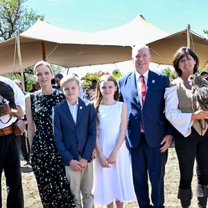 Albert de Monaco a rappelé le lien particulier de sa famille avec la commune, où il avait lui-même reçu les clés en 1982.

 Le prince Albert II de Monaco, la princesse Charlène de Monaco, le prince Jacques de Monaco, marquis des Baux et la princesse Gabriella de Monaco lors de leur visite officielle aux Baux-de-Provence, France, le 5 septembre 2026. © Bruno Bebert/Bestimage