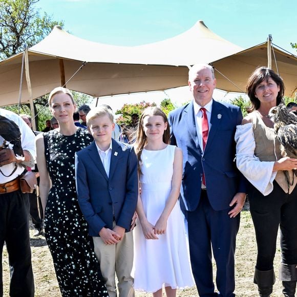 Albert de Monaco a rappelé le lien particulier de sa famille avec la commune, où il avait lui-même reçu les clés en 1982.

 Le prince Albert II de Monaco, la princesse Charlène de Monaco, le prince Jacques de Monaco, marquis des Baux et la princesse Gabriella de Monaco lors de leur visite officielle aux Baux-de-Provence, France, le 5 septembre 2026. © Bruno Bebert/Bestimage