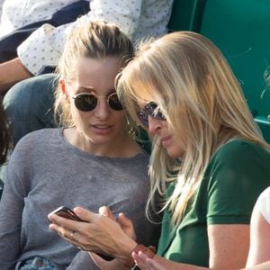 Ilona Smet et sa mère Estelle Lefebure avec son fils Giuliano dans les tribunes lors des Internationaux de France de tennis à l'arène Roland-Garros le 31 mai 2018 à Paris, France. Photo par Nasser Berzane/ABACAPRESS.COM