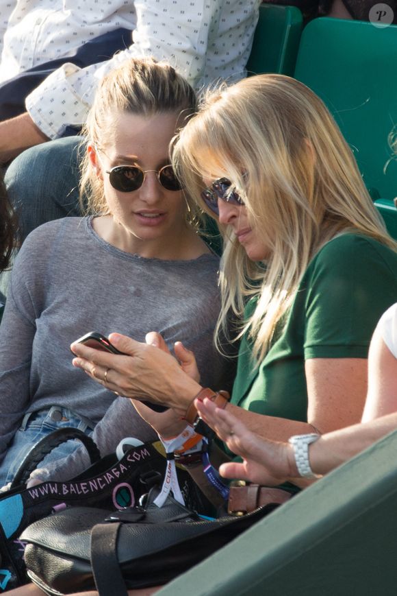 Ilona Smet et sa mère Estelle Lefebure avec son fils Giuliano dans les tribunes lors des Internationaux de France de tennis à l'arène Roland-Garros le 31 mai 2018 à Paris, France. Photo par Nasser Berzane/ABACAPRESS.COM