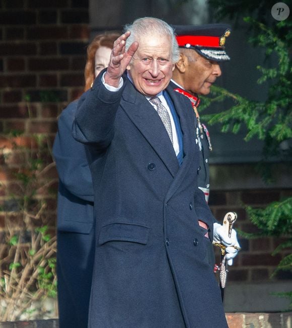 Le roi Charles III d'Angleterre visite de l'exposition William Morris et l'art du monde islamique à Londres le 20 décembre 2024.