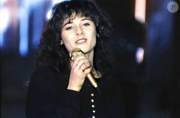 En 1986 plus précisément, l'ex-compagne de Bixente Lizarazu, a fait l'unanimité avec "T'en vas pas", une mélodie signée Romano Musumarra, extraite de la bande originale du film La Femme de ma vie, réalisé par Régis Wargnier. 

Archives - Portrait de Elsa Lunghini - Années 80/90 © Cédric Perrin / Bestimage
