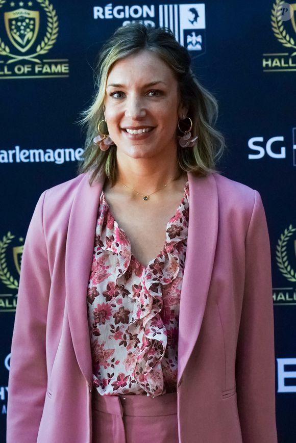 La cause : une lourde intervention aux gencives réalisée neuf jours plus tôt.

Clémentine Sarlat (journaliste à France TV Sport) - Soirée "Hall of Fame" du RC Toulon à Toulon, le 18 avril 2023.
© Norbert Scanella / Panoramic / Bestimage