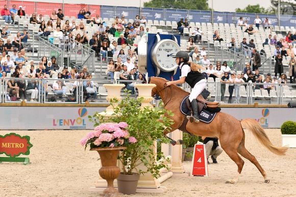 Giulia Sarkozy - N.Sarkozy et sa femme C.Bruni viennent soutenir leur fille G.Sarkozy pendant l’épreuve Kids Cup L’Envol lors de la 10ème édition du "Longines Paris Eiffel Jumping" à la Plaine de Jeux de Bagatelle à Paris, France, le 21 juin 2024. 

© Perusseau-Veeren/Bestimage